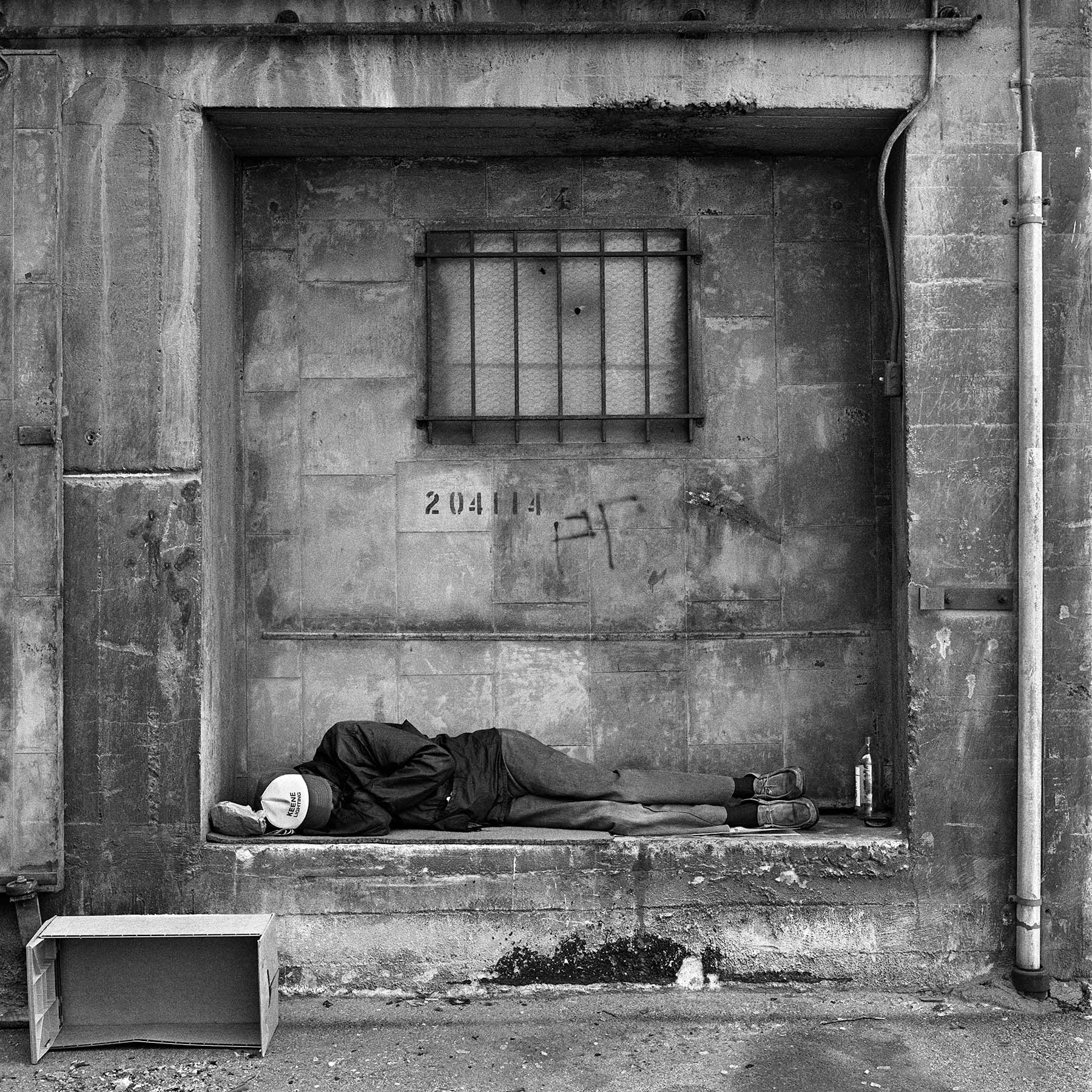 Sans-abri en train de dormir – Arts District, Los Angeles, Californie, 1983