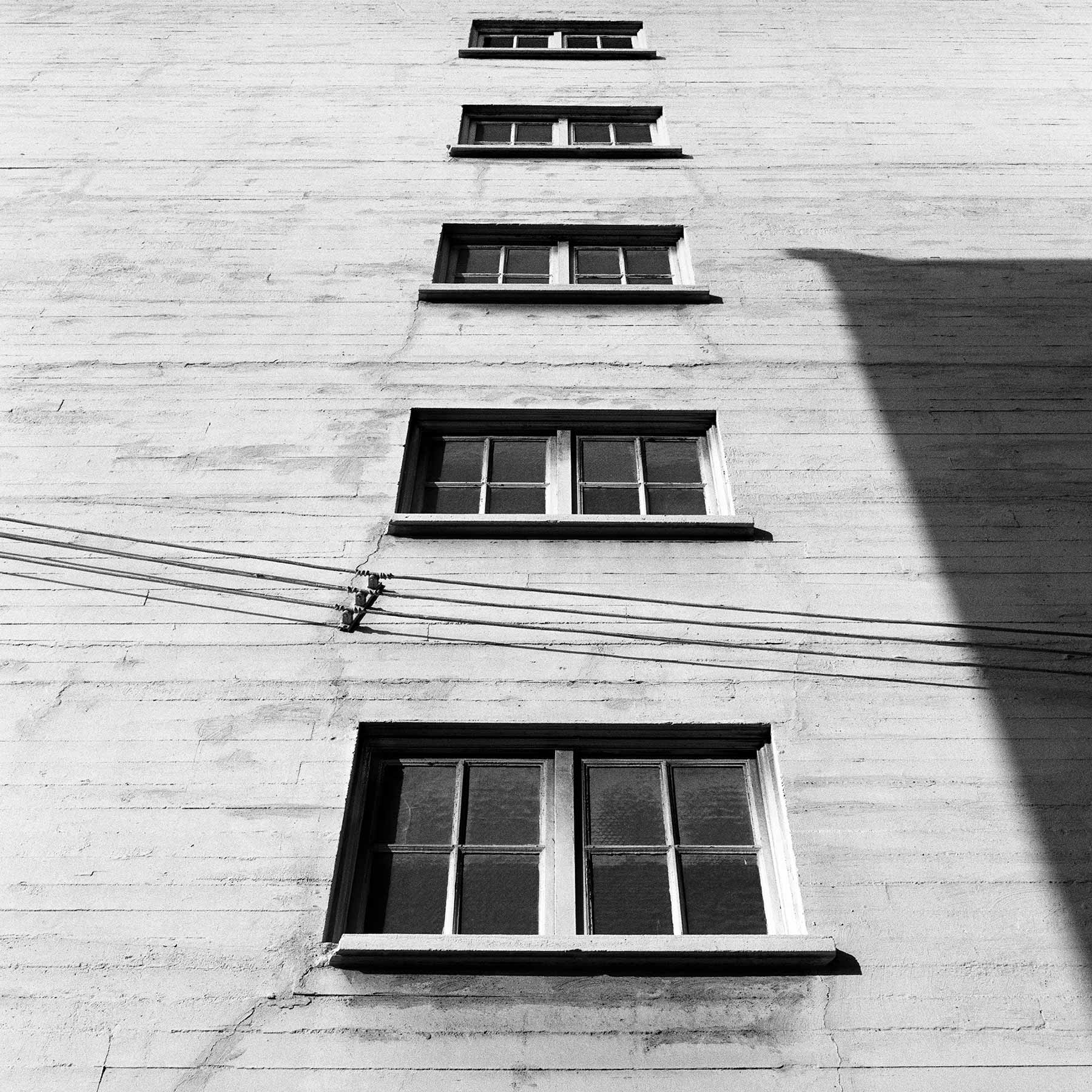 Fenêtres et lignes électriques – Arts District, Los Angeles, California, 1983