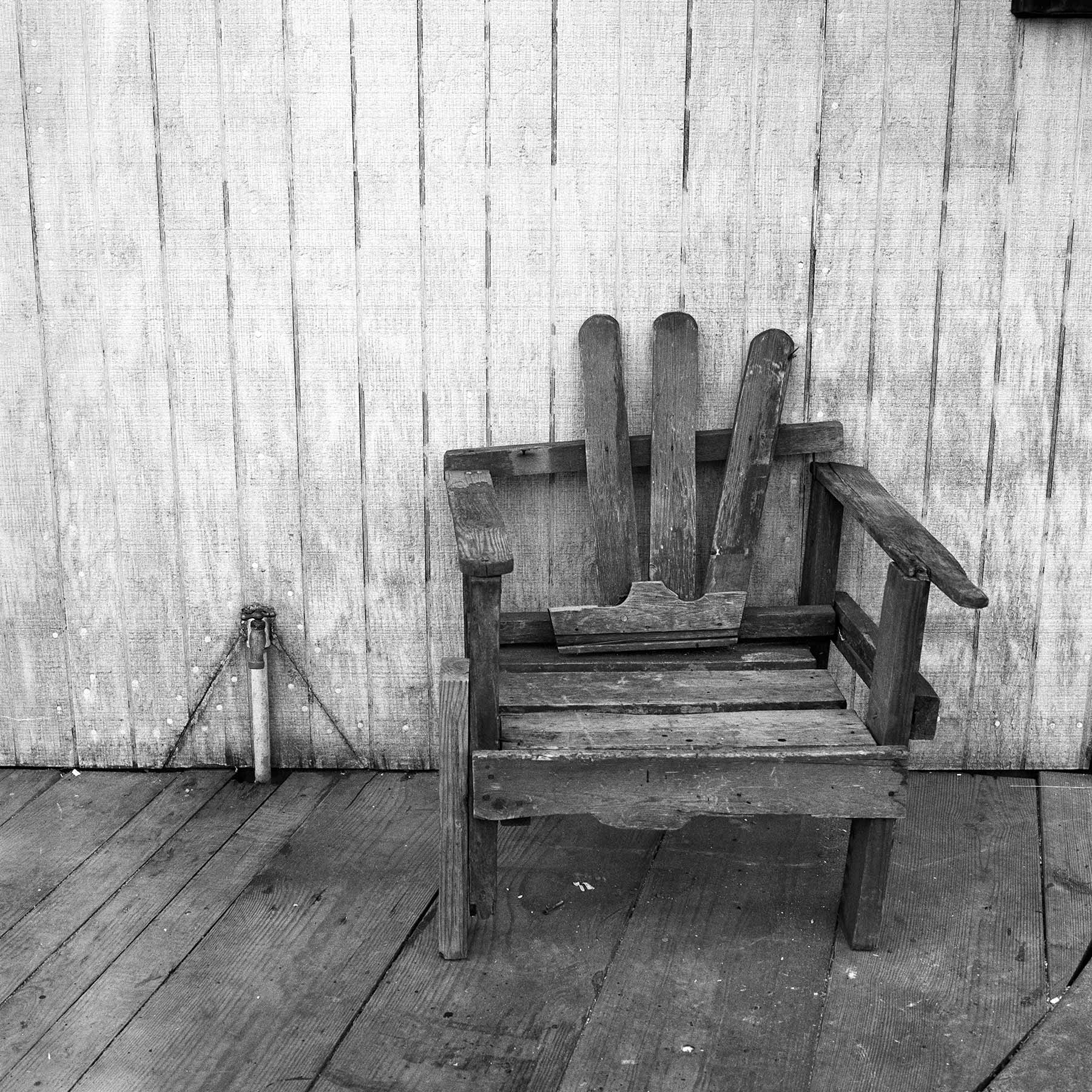 Chaise cassée en bois – Greater Eastwood, Texas, Huston, 1983