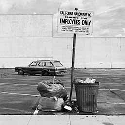 Voiture avec roue manquante – Arts District, Los Angeles, Californie, 1983