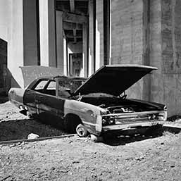Voiture démontée – Under the Sixth Street Bridge, Boyle Heights, Los Angeles, Californie, 1984